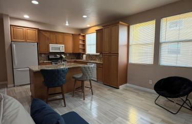 Private and Stylish 3Bdrm 3Ba Townhome, Gated Patio, King Bed, Spacious, Free Parking, Available now - Foto 11