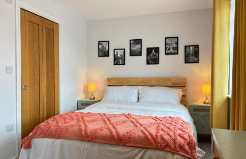 4BR - 3BA - Fast Wi-Fi - Free Parking - Garden - EV Point - Photo 3