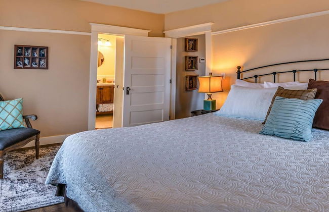 Redtail Suites ~ Entire Home ~ Sleeps 12 ~ Tesla Station - Foto 9