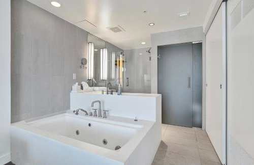 Luxury Corner 1 BR W Residence with Fantastic Intercoastal Views, Pool & Hot tub - Foto 25
