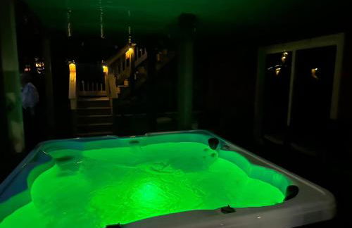 WOW!! Ultimate Pocono Retreat, Hot Tub, Game Room, Deck, Lakes, Skiing, Pools - Foto 32