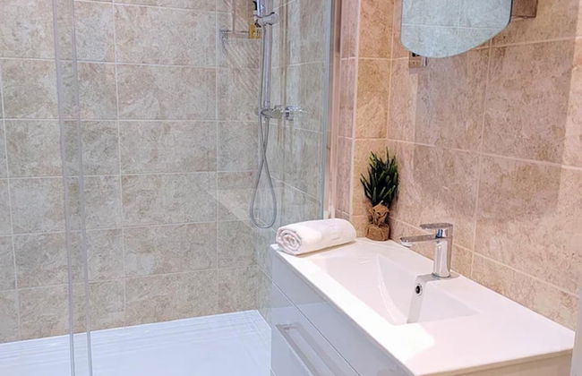 The Ayres House 2-bed Apartment in Cambridge - Photo 21