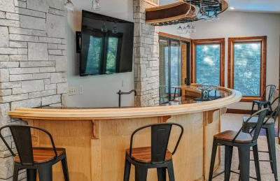 Walk to K-State, Sleeps 12, Pool Table, Hot Tub - Foto 16