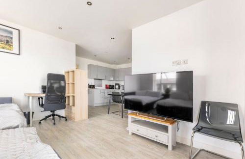 Stylish & Comfortable Top-Floor Flat in Harrow - Photo 6