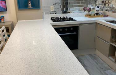 Fabuloso flat 241, Amarílis, Riviera de São Lourenço 3 Piscinas climatizadas carregador veiculo eletrico 2 quartos sendo uma suíte internet 500mb Adega, cozinha equipada completa, serviço de praia fim de semana limpeza trocas de toalhas, - Foto 6