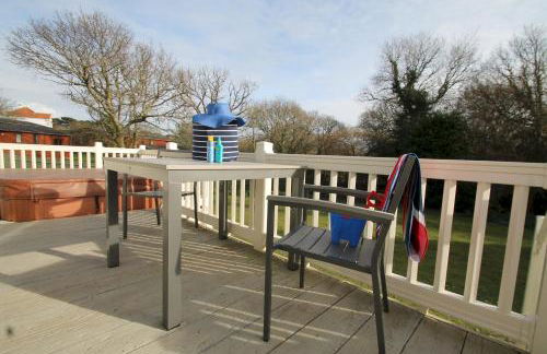 Honeysuckle Cottage with Hot Tub Park Facilities - Photo 12