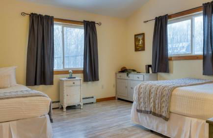 Mins to Hunter Mountain • Sleeps 36 • Pool Spa Games Bar Cozy Peaks Lodge by AvantStay - Foto 38