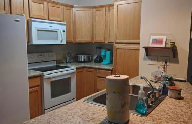 Workers Love It Here! 3 Bedroom House with screened in porch - Foto 4