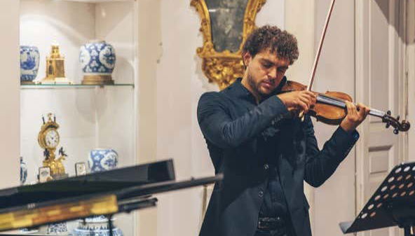 Musicien jouant du violon