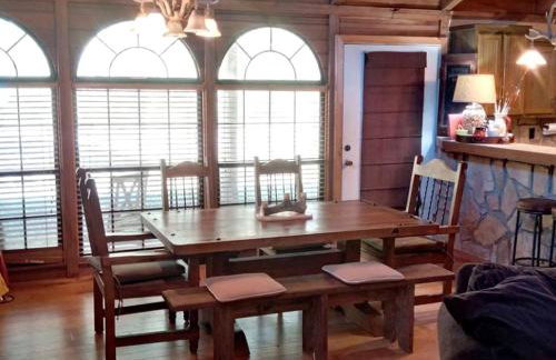 Peaceful Lodge-Style Cabin with Fire Pit near Greers Ferry Lake in Arkansas - Foto 7