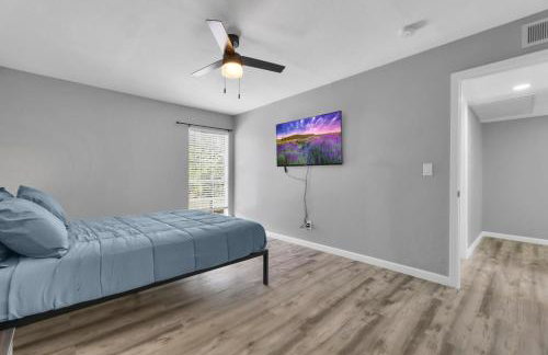 Peaceful 2BR Hideaway Close to Dining and Events - Photo 7