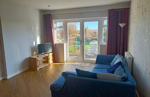 Countryside 2 Bed Bungalow with Stunning Views Free WiFi and Parking Ideal for Business and Leisure - Photo 3