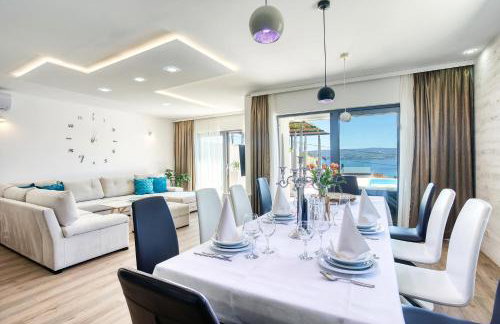 LUXURY VILLA PARADISE 120m from sandy beach, heated pool, billiard, max 12 pax - Foto 16