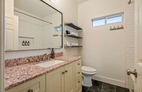 The Backyard Bliss - 4BR Heated Pool & Ping Pong - Foto 27