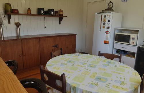 CASA FULL, CENTRO, 130m quadrados, 9 Pessoas, Wi-Fi, 3 Qtos, Churrasqueira e Apetrechos, Cozinha-Sala Integrados, 2 Banheiros, Varanda e Jardim, Garagem Coberta, Estac Interno 3 Carros, Lareira de Alta Performance e Fogão de Ferro, Área nos Fundos - Foto 14