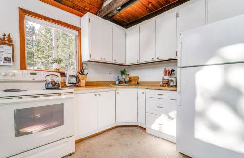 Serene Lakes Cabin with Deck Dog Friendly! - Foto 8