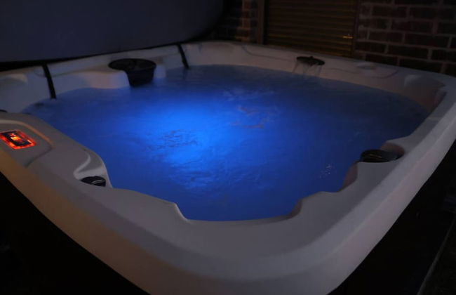 Spacious Home w Putting Green -for Extended Stays - Photo 2