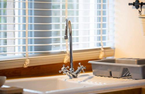 Cosy Lodge Getaway with Private Beach & Fireplace - Foto 28