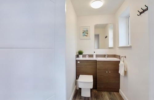 2022 Two Bed Stylish House Near Beach - Foto 13