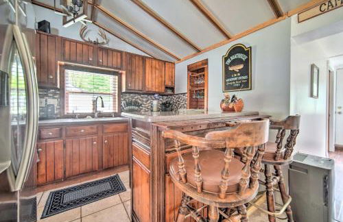 Jamestown Retreat with Hot Tub - Walk to Lake! - Foto 2