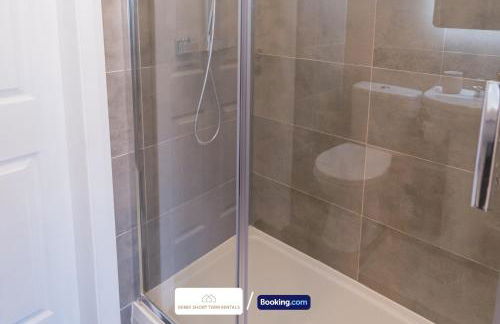 Award-Winning Four Bedrooms House, Parking, WiFi By Derby Short Term Rental Short Lets & Serviced Accommodation Derby - Foto 32