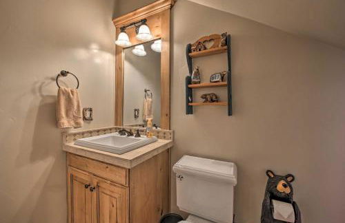 Sugar Bear Lodge with Game Room - 5 Mi to Village! - Foto 24