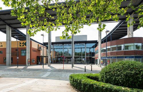 Deluxe 2 bed, 2 bathroom Milton Keynes apartment within walking distance to train station and City centre. - Foto 25