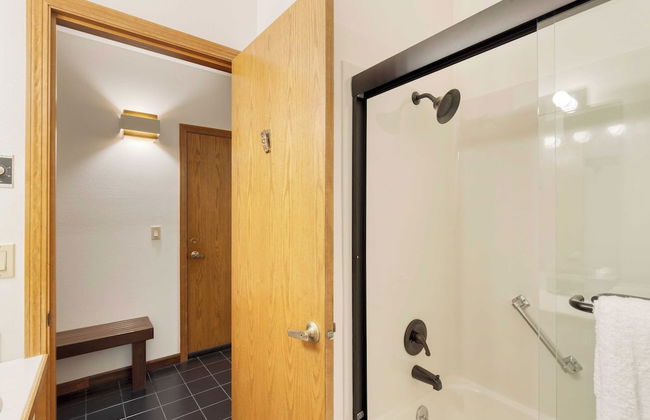 Half Block to Beach w/ Oceanview, Patio + Balcony The Shore Pine by Avantstay - Foto 26