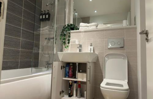 Cozy City Centre Apartment with Free Gym and Free Coffee - Photo 36