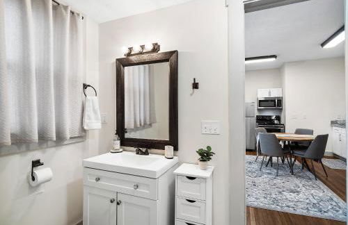 Carriage Manor - Sun Soaked 1BR - Close to CCF - Foto 15