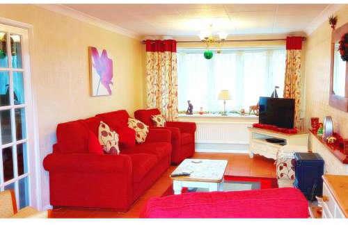 Stunning Holiday Cottage nr Skegness in Sunny Chapel St Leonards Just mins from the Beach & Attractions - Perfect for Couples & Family's who love to Relax but want Exciting Adventures nearby! Large Pet Friendly garden! - Photo 2