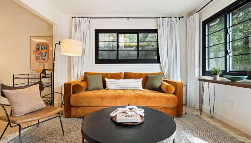 Luxe Treehouse Apt•Walk to Town•King Bed•Sleeps 4 - Foto 4