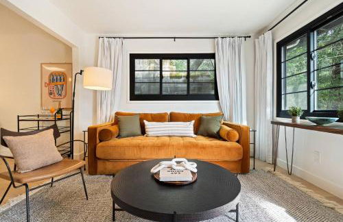 Luxe Treehouse Apt•Walk to Town•King Bed•Sleeps 4 - Foto 4