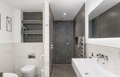 Stylish Apartment with Parking 2 Mins to Seafront - Foto 7