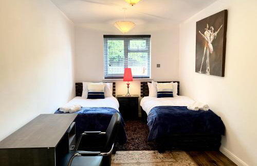 6 Bedroom Bungalow Ascot Racecourse LegoLand Windsor Castle 75" TV - Foto 14