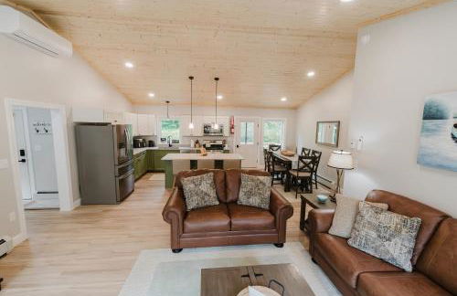 NEW! Modern Getaway - Hot Tub l Fire Pit l Pool table - Foto 11