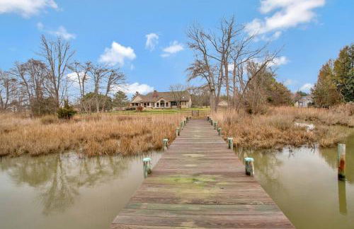 Gorgeous Creek Side Ranch-Style Estate With Dock - Foto 38
