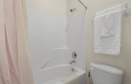 Maple Leaf Manor Suites - Photo 44