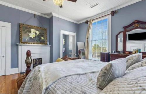 Queen Bed Escape. Near Dining and Main Street - Photo 3