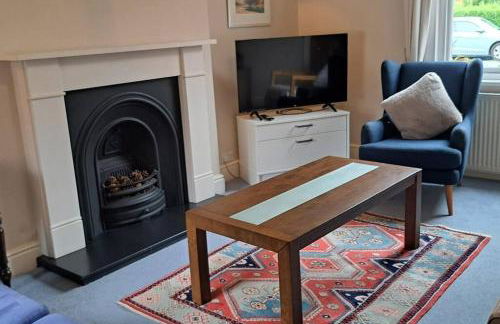 Stunning 3BD Victorian House in Bramhall Village - Photo 12