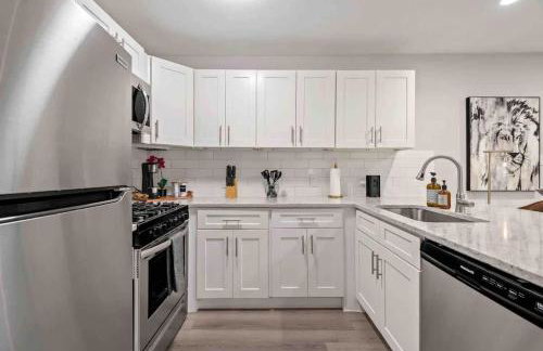 Steps away from Downtown Restaurants and Bars - King Bed - Foto 6