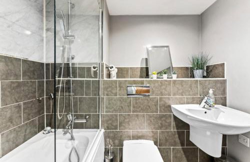 30 percent off! Stylish 2 Bed 2 Bath Abode with Parking - Foto 21