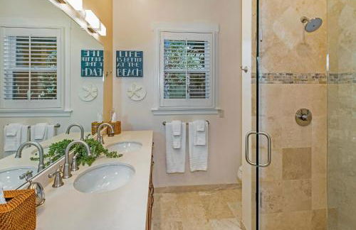 Downtown Villa by Paradise Retreats - Photo 10