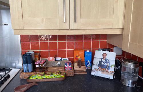 Homely 2 Levels Flat w Private Garden - Photo 6