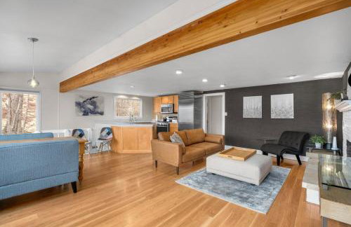 Gorgeous Beach! Lakefront with large Wooden Deck - Foto 1