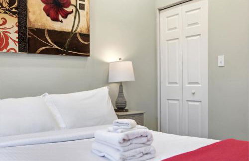 Charming Home in the Highlands W Private Backyard - Foto 5