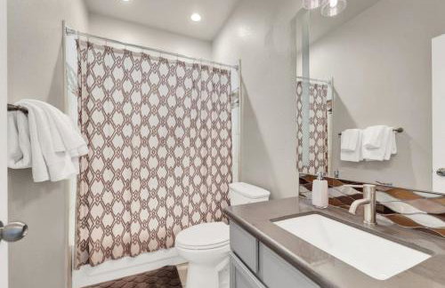 Lux 3BR Oasis Near Strip with Heated Pool and Jacuzzi - Photo 19