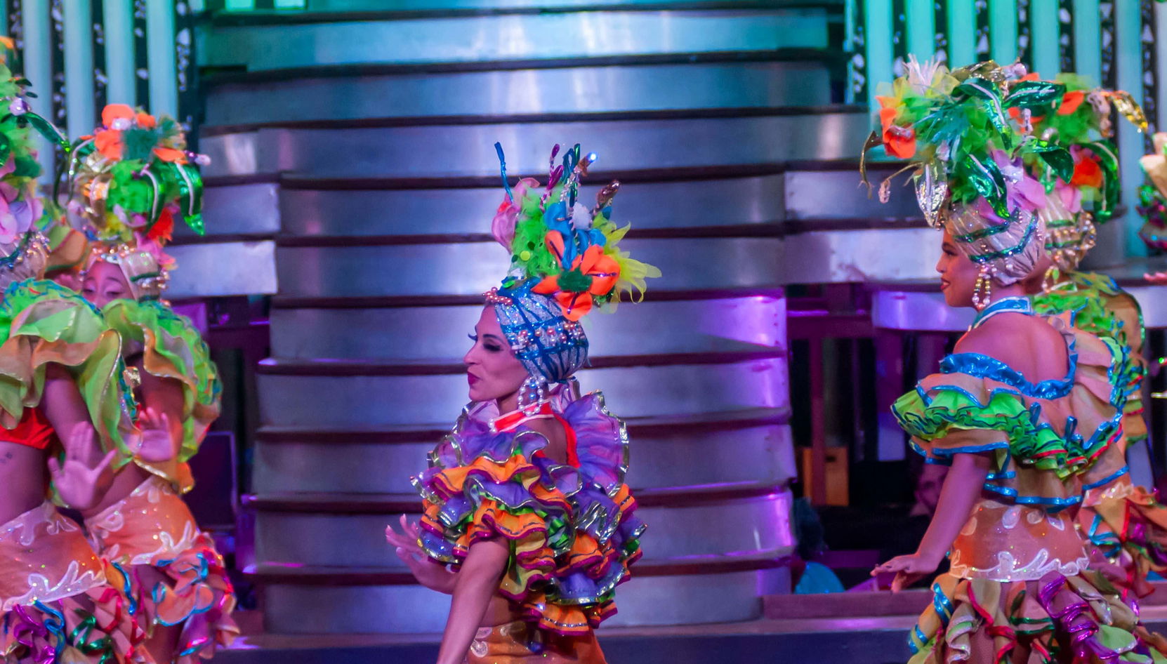 Spectacle au Cabaret Parisien - Photo 1