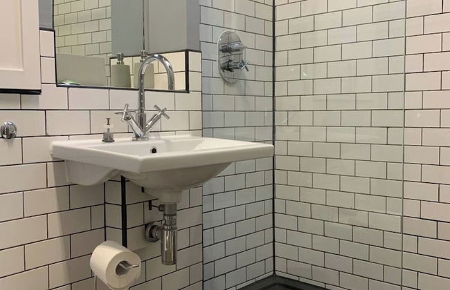 Cute House with Courtyard - Photo 18