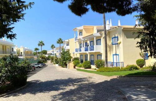 Flamingos Apartment with 2 swimming pool com check in e check out ao domingo em julho e agosto - Foto 18
